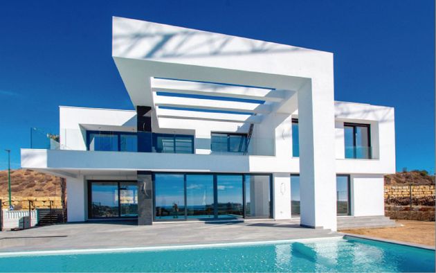 Foto 1 de Chalet en venta en El Mayorazgo - El Limonar de 3 habitaciones con terraza y piscina