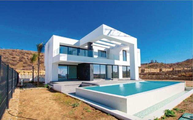 Foto 2 de Chalet en venta en El Mayorazgo - El Limonar de 3 habitaciones con terraza y piscina