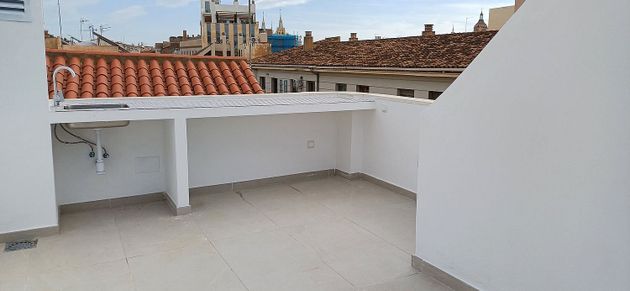 Foto 2 de Àtic en venda a Centro Histórico de 2 habitacions amb terrassa i balcó