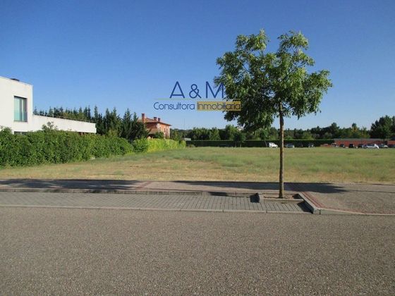 Foto 2 de Venta de terreno en calle Suecia de 937 m²