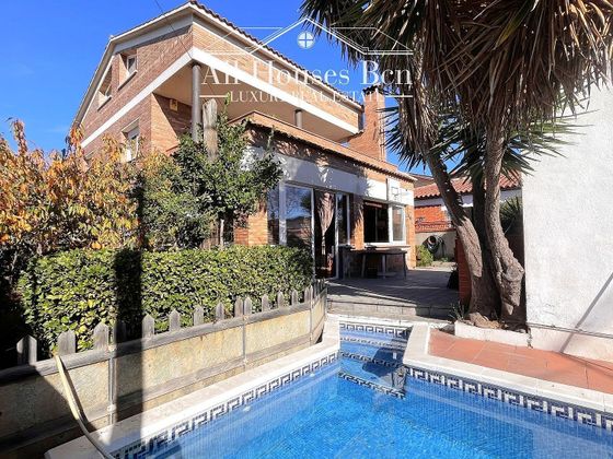 Foto 2 de Chalet en venta en Parets del Vallès de 4 habitaciones con terraza y piscina