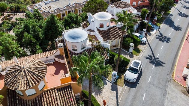 Foto 1 de Casa adossada en venda a Calahonda de 3 habitacions amb terrassa i jardí