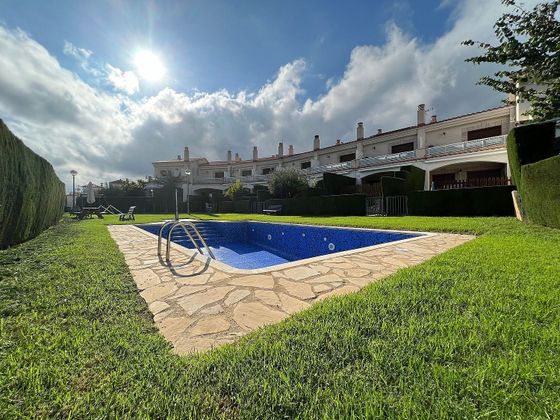 Foto 1 de Casa adossada en venda a calle De Venezuela de 3 habitacions amb terrassa i piscina