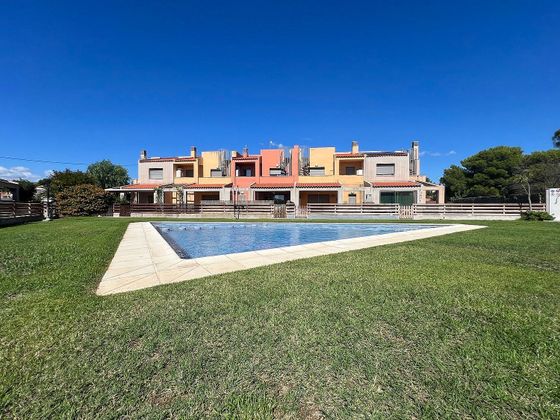Foto 1 de Casa adossada en venda a calle Gil Vernet de 3 habitacions amb terrassa i piscina