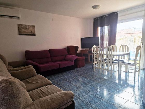 Foto 2 de Casa adossada en venda a calle Ciudad Real de 3 habitacions amb terrassa i piscina