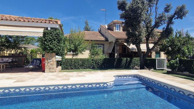 Foto 2 de Xalet en venda a Eurovillas de 5 habitacions amb piscina i garatge