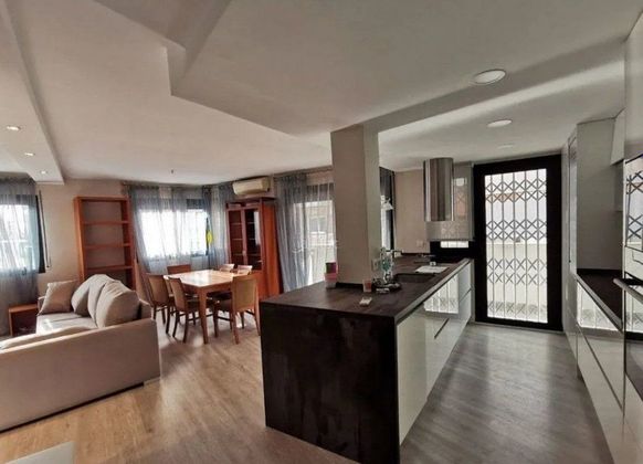 Foto 1 de Alquiler de piso en Eixample de 2 habitaciones con garaje y muebles