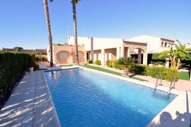 Foto 1 de Chalet en venta en Nueva Torrevieja - Aguas Nuevas de 5 habitaciones con piscina y garaje