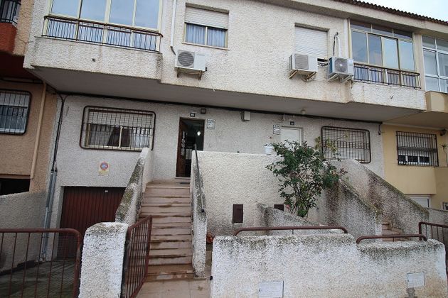 Foto 1 de Casa adossada en venda a Los Barreros de 5 habitacions amb terrassa i garatge