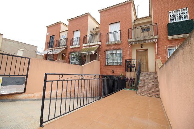 Foto 2 de Casa adossada en venda a Los Barreros de 3 habitacions amb terrassa i jardí