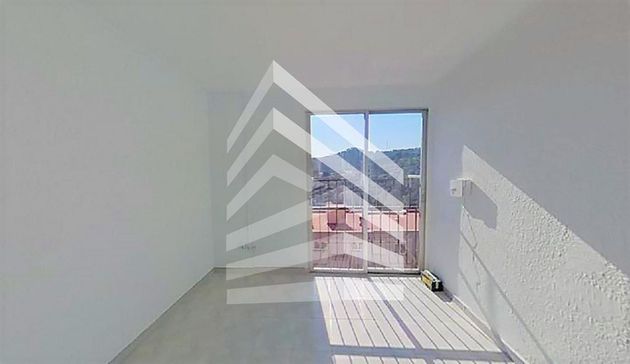 Foto 2 de Pis en venda a Ciutat Meridiana de 3 habitacions amb balcó