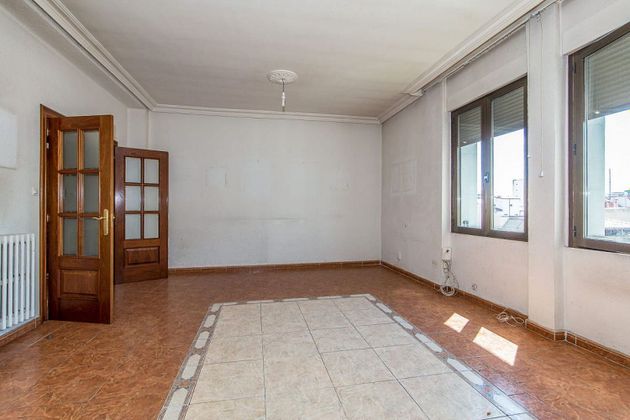 Foto 1 de Piso en venta en avenida Ordoño II de 3 habitaciones con calefacción y ascensor