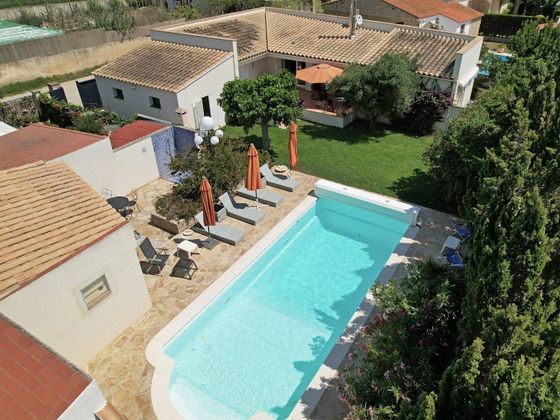 Foto 2 de Venta de casa en calle De Les Dunes de 4 habitaciones con terraza y piscina