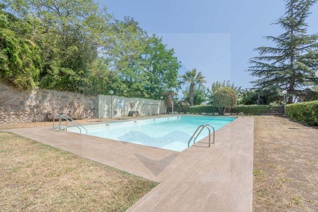 Foto 1 de Casa adossada en venda a Alella de 5 habitacions amb terrassa i piscina