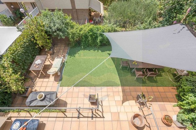 Foto 2 de Casa adossada en venda a Alella de 5 habitacions amb terrassa i piscina