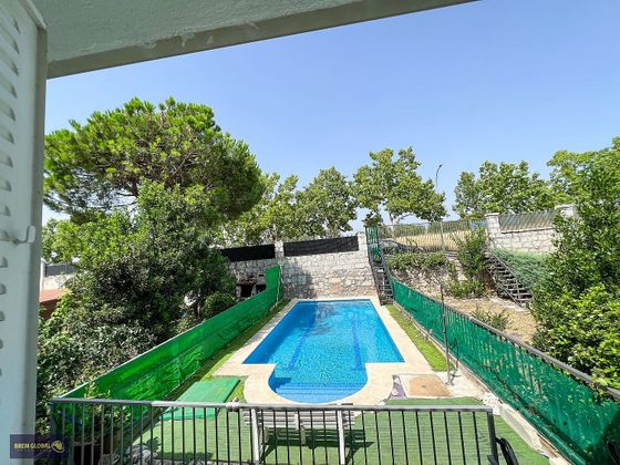 Foto 1 de Casa adossada en venda a calle Cantueso de 4 habitacions amb terrassa i piscina