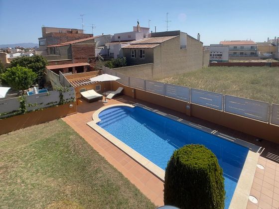 Foto 1 de Xalet en venda a L'Eixample de 4 habitacions amb terrassa i piscina