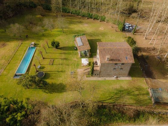 Foto 2 de Casa rural en venda a Sant Joan les Fonts de 3 habitacions amb piscina i jardí