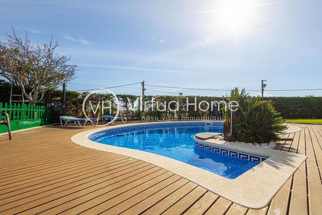 Foto 1 de Chalet en venta en Santa Susanna de 3 habitaciones con terraza y piscina