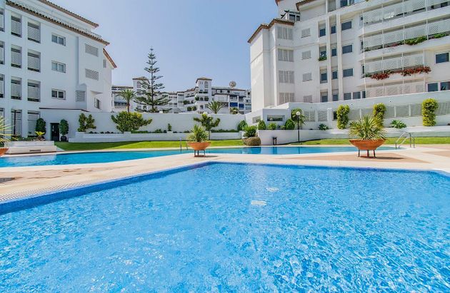 Foto 2 de Venta de piso en Puerto Banús de 3 habitaciones con terraza y piscina