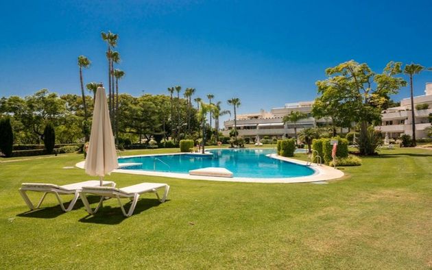 Foto 1 de Pis en venda a Los Naranjos - Las Brisas de 3 habitacions amb terrassa i piscina