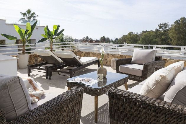 Foto 1 de Venta de casa adosada en Lomas de Marbella Club - Puente Romano de 3 habitaciones con terraza y piscina