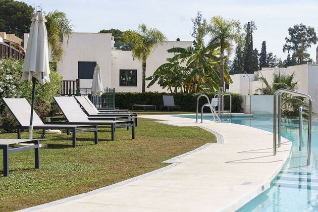 Foto 2 de Casa adossada en venda a Lomas de Marbella Club - Puente Romano de 3 habitacions amb terrassa i piscina
