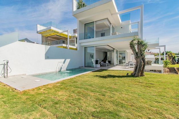 Foto 1 de Casa adossada en venda a Las Cancelas - Valdeolletas de 3 habitacions amb terrassa i piscina