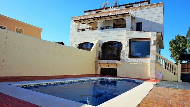 Foto 1 de Venta de casa en Torrequebrada de 5 habitaciones con terraza y piscina