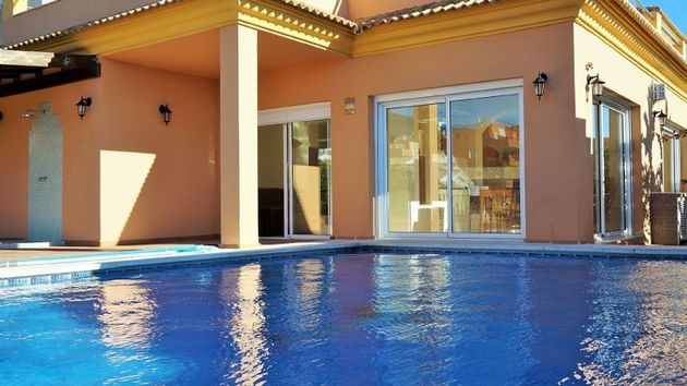 Foto 1 de Xalet en venda a Torrequebrada de 7 habitacions amb terrassa i piscina