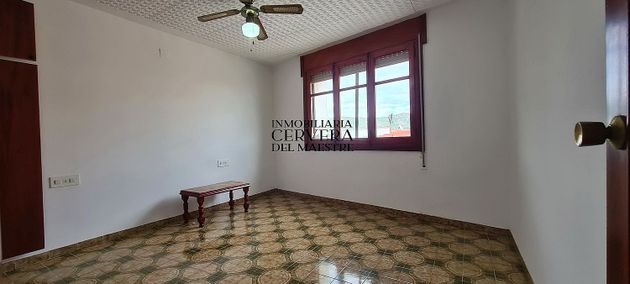 Foto 2 de Casa adosada en venta en Cervera del Maestre de 4 habitaciones con terraza y garaje