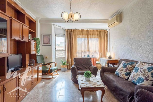 Foto 2 de Pis en venda a calle Castelar de 4 habitacions amb terrassa i balcó