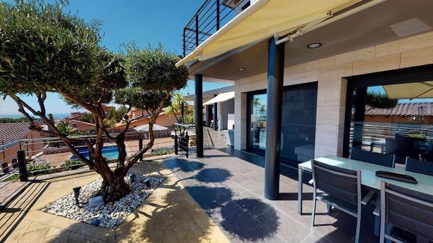 Foto 2 de Chalet en venta en Centro - Roda de Barà de 5 habitaciones con terraza y piscina