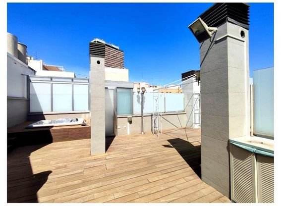 Foto 1 de Àtic en venda a calle Paris de 2 habitacions amb terrassa i piscina