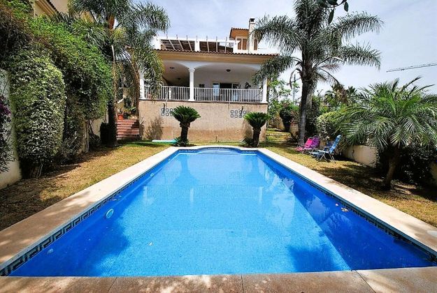 Foto 2 de Venta de chalet en Riviera del Sol de 4 habitaciones con terraza y piscina