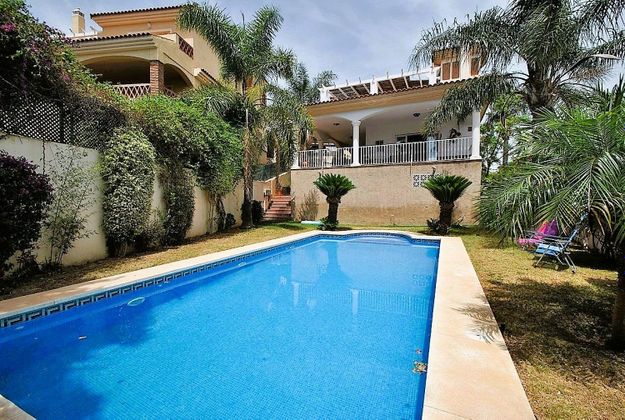 Foto 1 de Venta de chalet en Riviera del Sol de 4 habitaciones con terraza y piscina