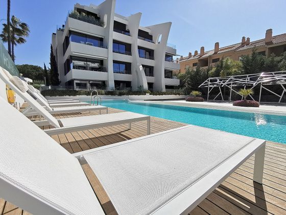 Foto 1 de Pis en venda a Cabo Pino - Reserva de Marbella de 2 habitacions amb terrassa i piscina