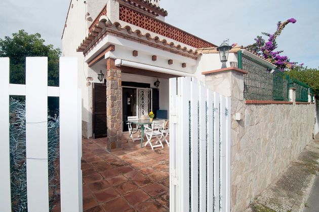 Foto 2 de Xalet en venda a pasaje Fluvià de 3 habitacions amb terrassa i jardí
