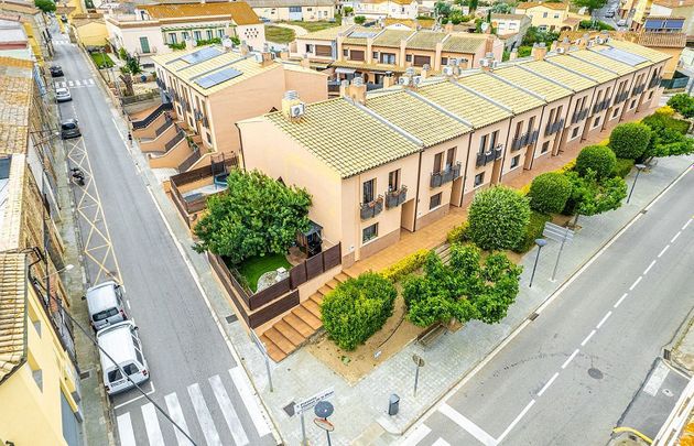 Foto 1 de Casa en venda a Castelló d'Empúries poble de 3 habitacions amb terrassa i piscina