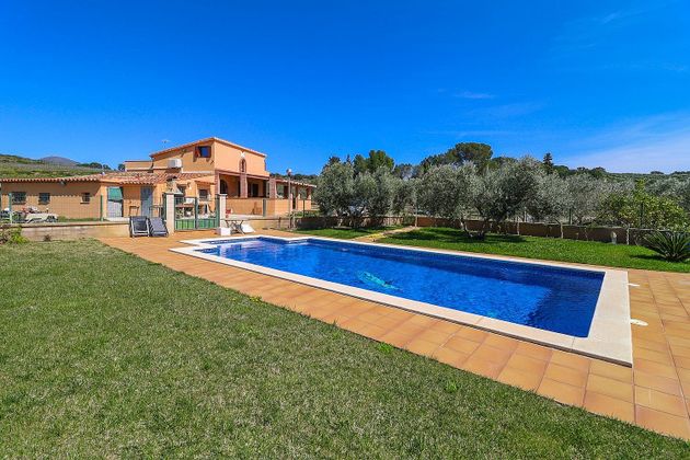 Foto 1 de Venta de casa rural en Garriguella de 5 habitaciones con terraza y piscina