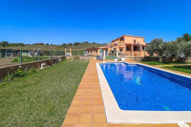 Foto 2 de Venta de casa rural en Garriguella de 5 habitaciones con terraza y piscina