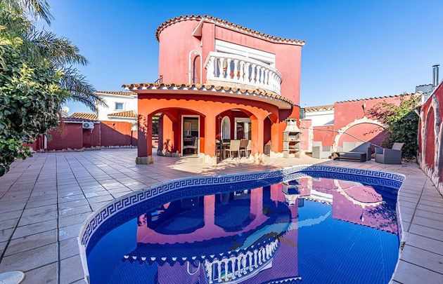 Foto 1 de Casa en venda a Empuriabrava de 4 habitacions amb terrassa i piscina