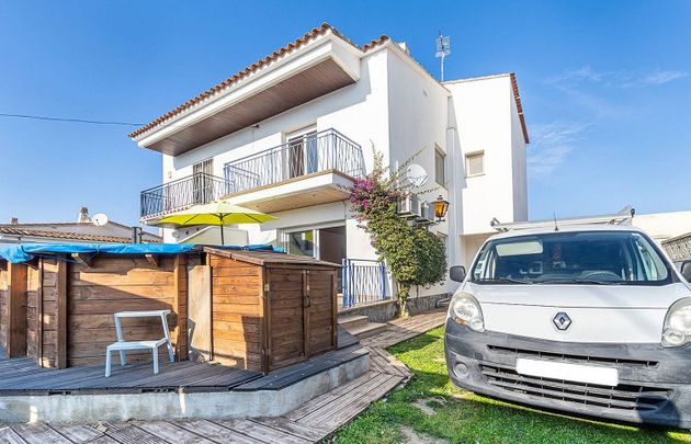 Foto 1 de Casa en venda a calle Montseny de 5 habitacions amb terrassa i piscina