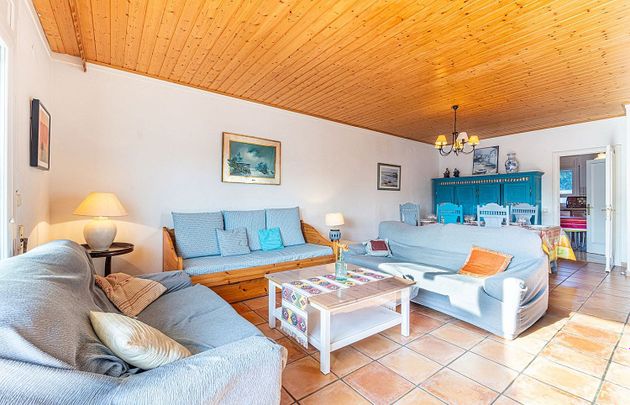 Foto 2 de Casa en venta en calle Montseny de 5 habitaciones con terraza y piscina