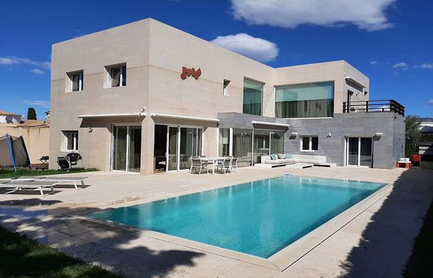 Foto 1 de Xalet en venda a Empuriabrava de 5 habitacions amb terrassa i piscina