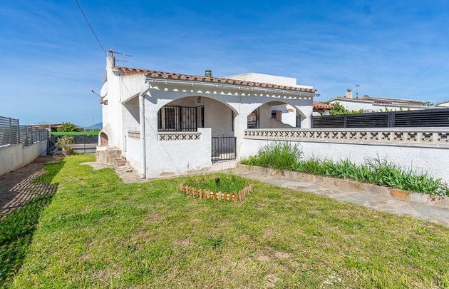 Foto 1 de Casa en venda a Castelló d'Empúries poble de 2 habitacions amb terrassa i piscina