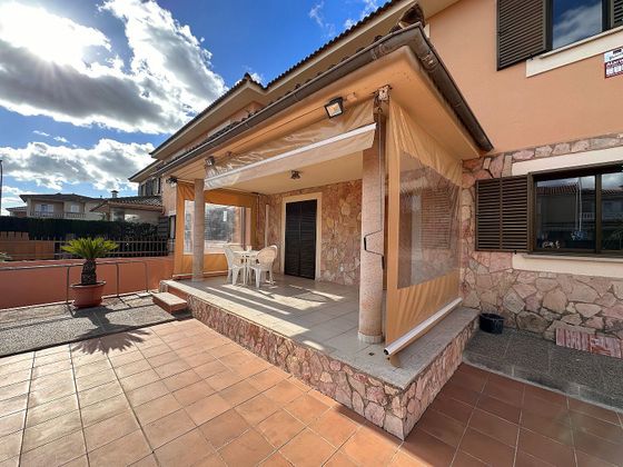 Foto 1 de Casa adossada en venda a calle Gladiol de 4 habitacions amb terrassa i piscina