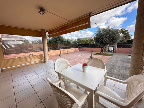 Foto 2 de Casa adossada en venda a calle Gladiol de 4 habitacions amb terrassa i piscina