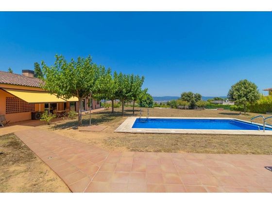 Foto 2 de Venta de casa en Bescanó de 4 habitaciones con terraza y piscina