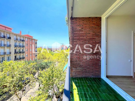 Foto 1 de Piso en venta en Sant Andreu de Palomar de 4 habitaciones con balcón y ascensor